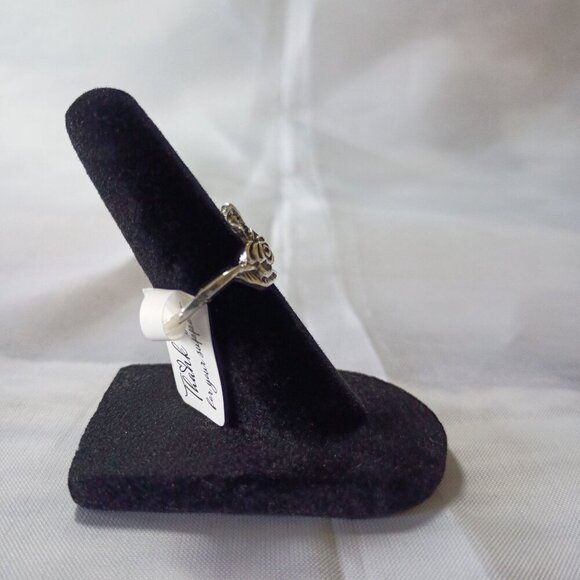 Silvertone Rose Leaf Ring Size 7 Dainty Floral Alloy Jewelry New in Box - Picture 3 of 4